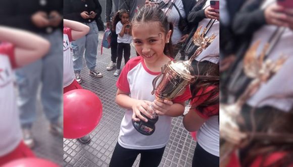 Saluda a su nieta Jazmín y al grupo Clandestino Dance
