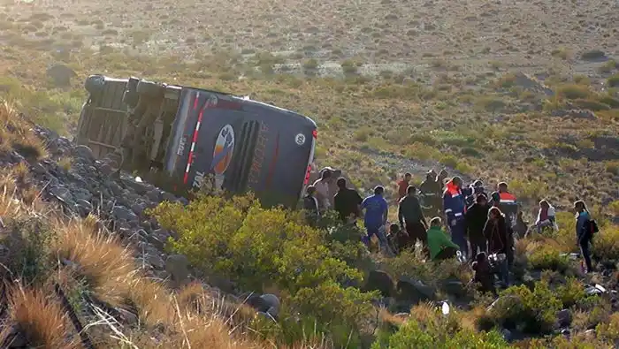 Tres muertos al desbarrancar un micro en la alta montaña