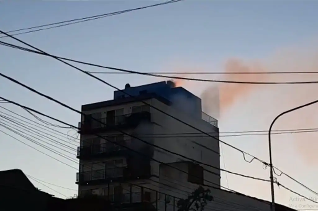 Incendio fatal en Caseros: dos bomberos muertos y uno herido grave