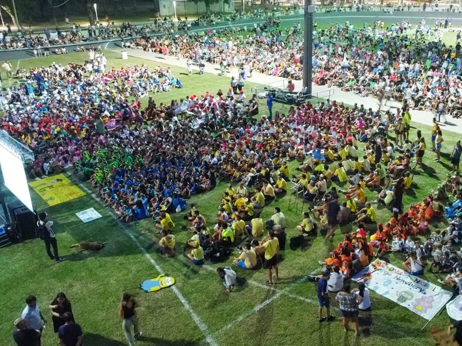 Más de 1.200 participantes de las colonias se congregaron en el parque.