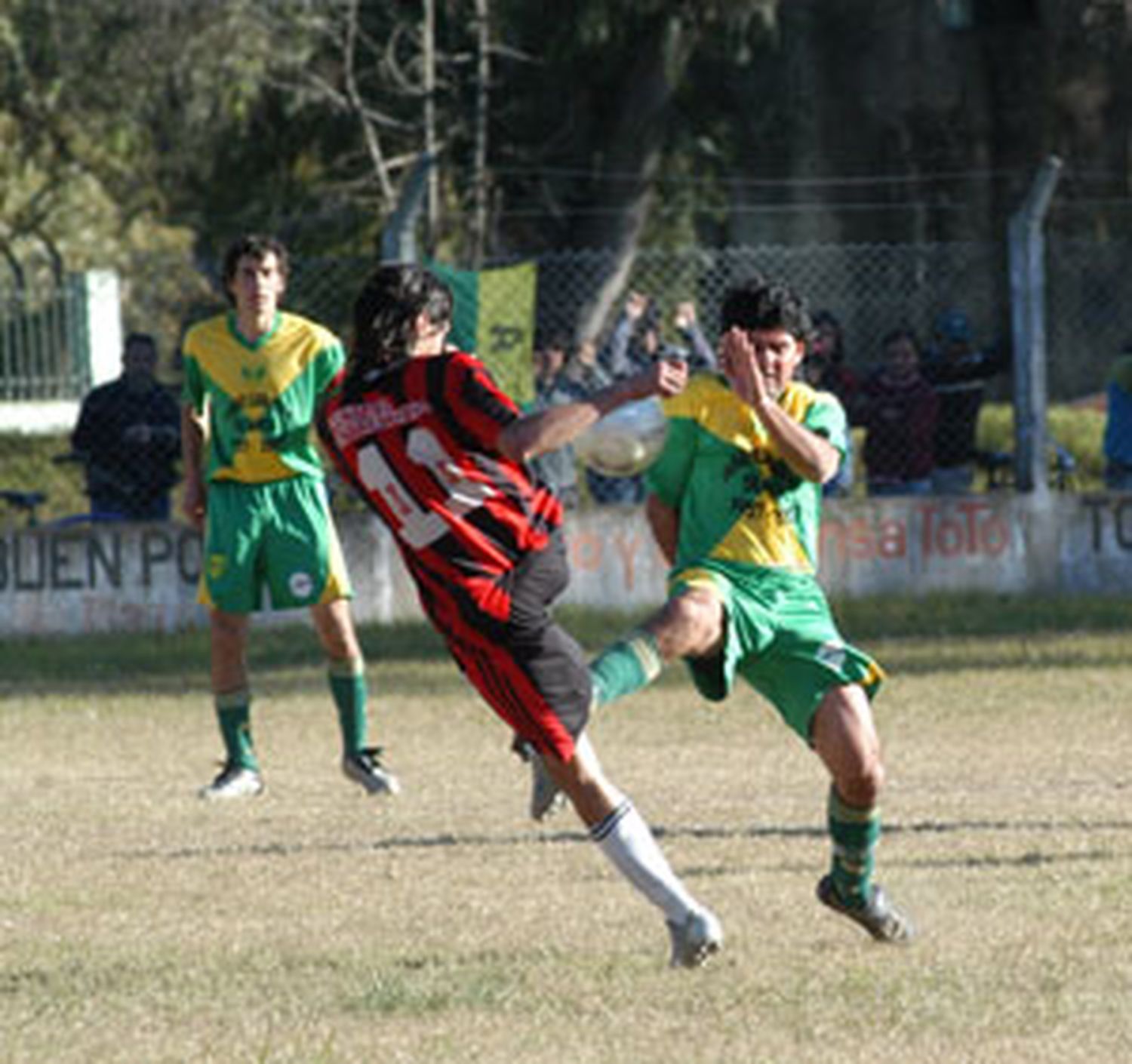 Central ganó y  saltó a la punta