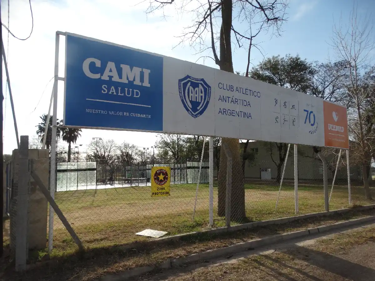  Antártida inaugura  canchas de pádel