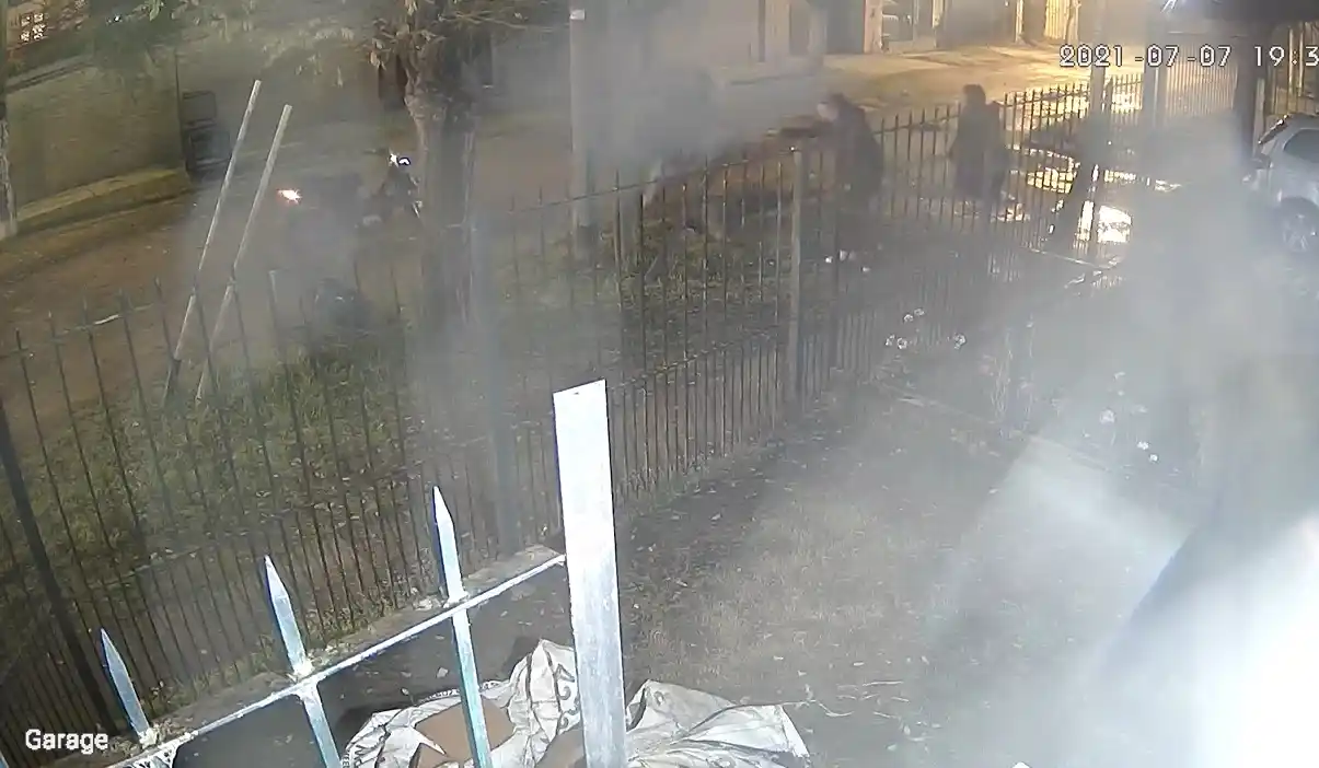 "Saltá o te mato": Así fue el violento asalto de un motochorro a una joven pareja en Almirante Brown 