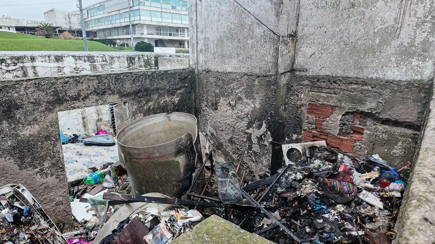 Un ciclista lesionado por una caída bajo la lluvia