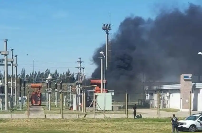 Explotó transformador de la EPE, provocó un incendio y dejó sin luz a Funes y Roldán