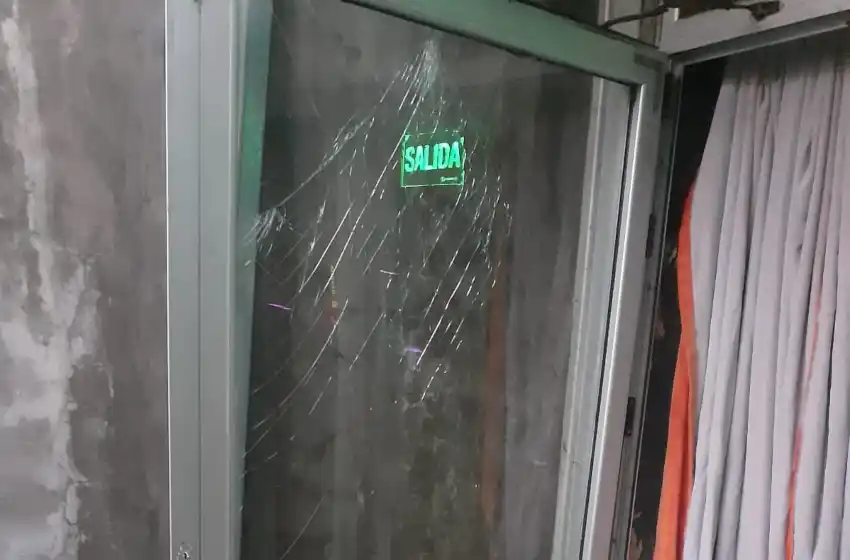 Quería entrar a bailar: rompió la puerta de un boliche que estaba cerrado