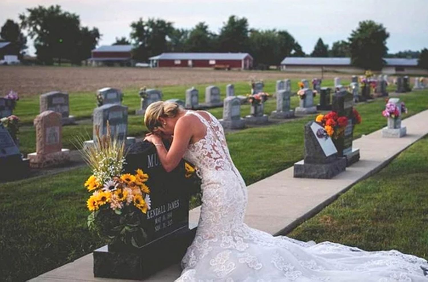 La historia detrás de la conmovedora foto de una mujer vestida de novia que llora sobre la tumba de su prometido
