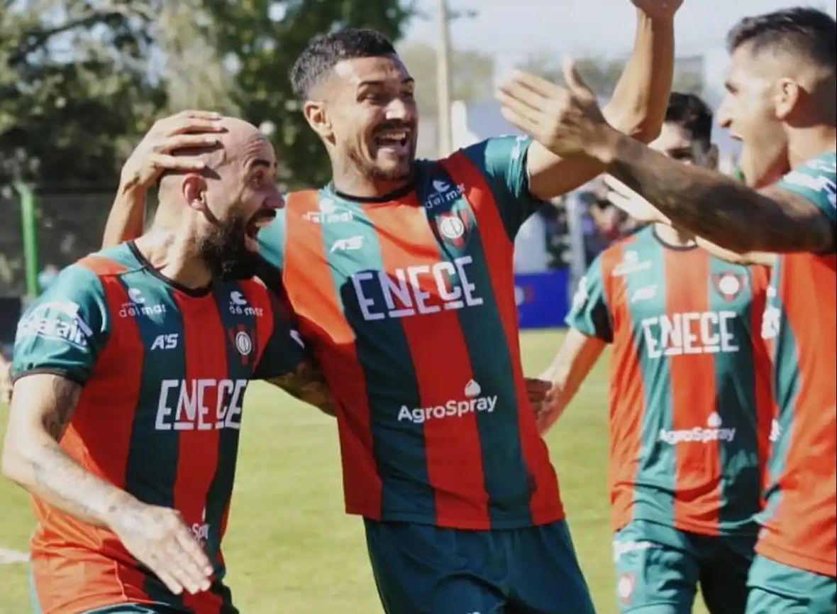 El "Papero" durante el festejo de gol.