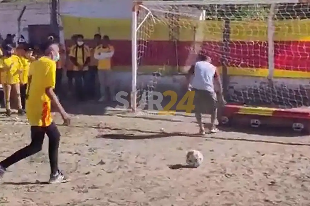 Video: en Tucumán despidieron a un arquero pateándole penales al ataúd