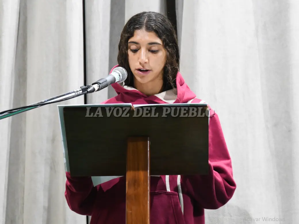 Delfina Hernández hizo referencia a que el 2 de abril es una fecha que invita a la reflexión. “Un día que vuelve cada año no solo para recordar sino para interpelarnos”, subrayó (FOTOS: AGOSTINA ALONSO)