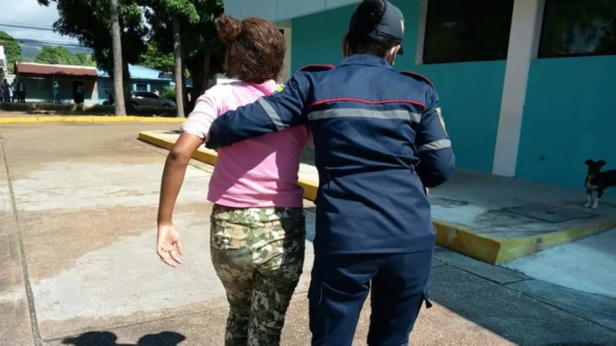 MUJER Y DOS MENORES intentaron matarse los piojos con peligroso insecticida y esto pasó