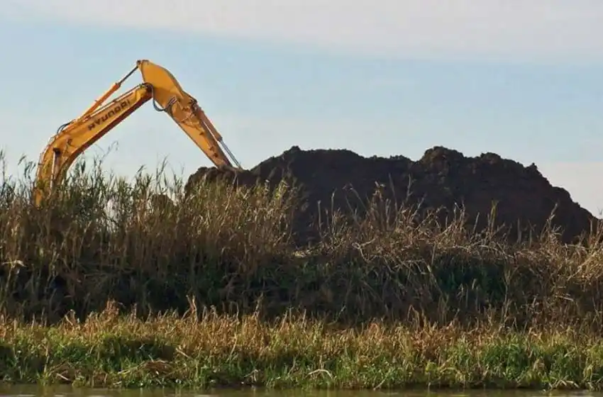 Detrás del humo: investigan ocho terraplenes irregulares en las islas frente a Rosario