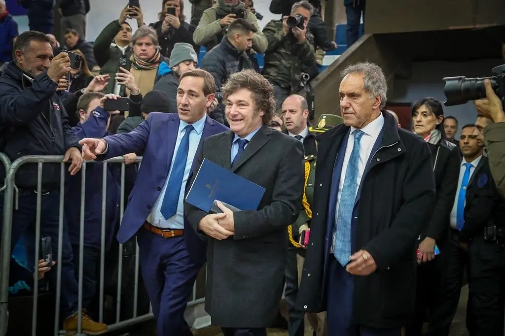 Garro junto a Milei y Scioli.