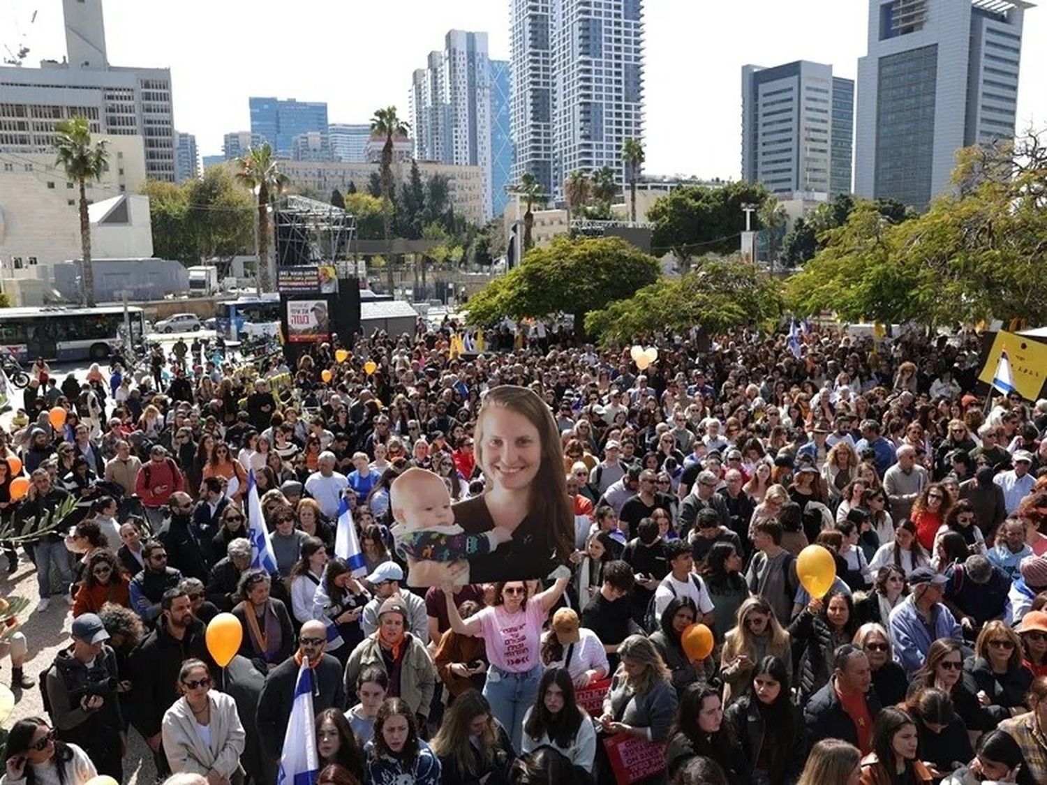 Cientos de personas se congregaron en la Plaza de los Rehenes de los rehenes de Tel Aviv durante el funeral de la familia Bibas.