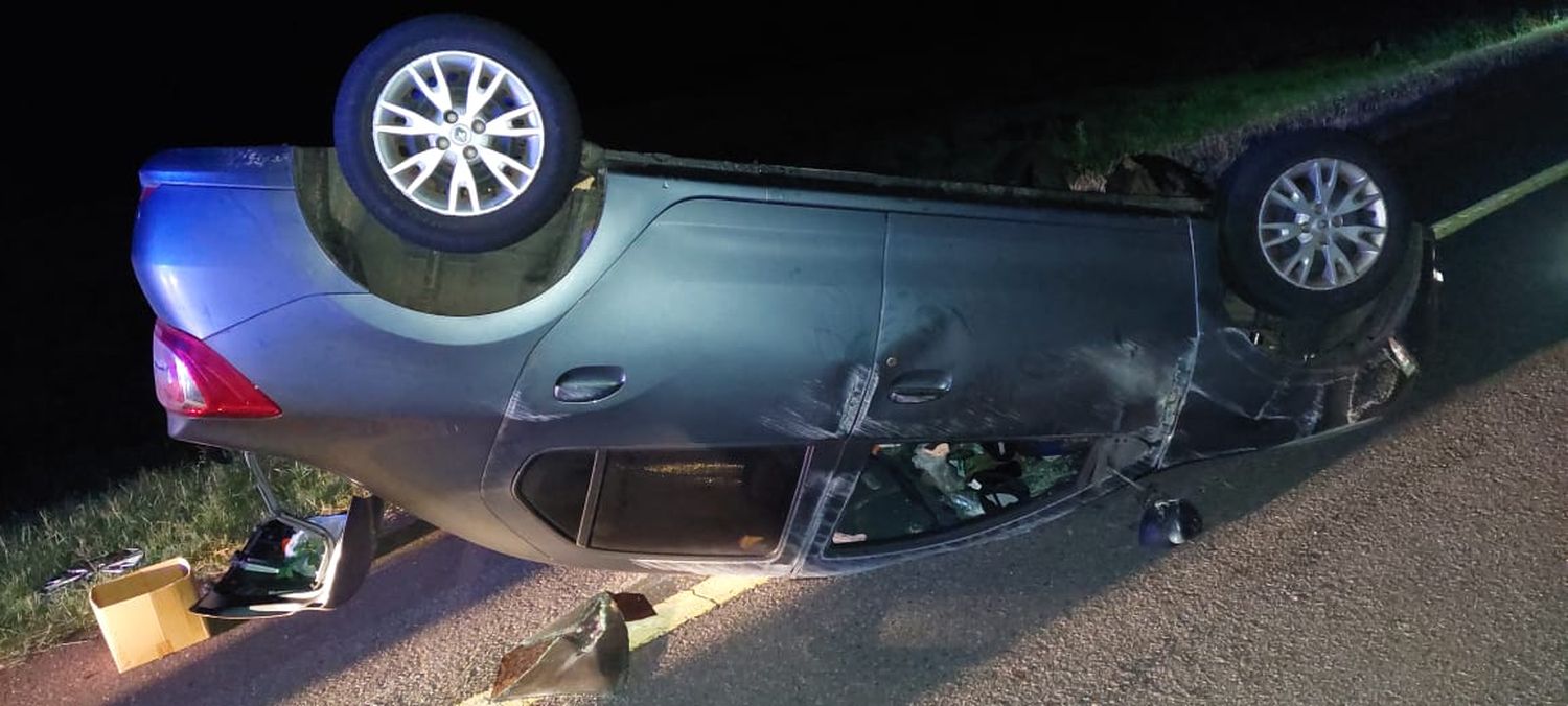 Un vehículo chocó partes de una cubierta y volcó en la Autovía Artígas