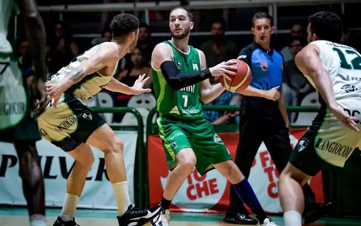 Un ataque de Ferro, en manos de Federico Grun. (Foto de Marcelo Endelli).