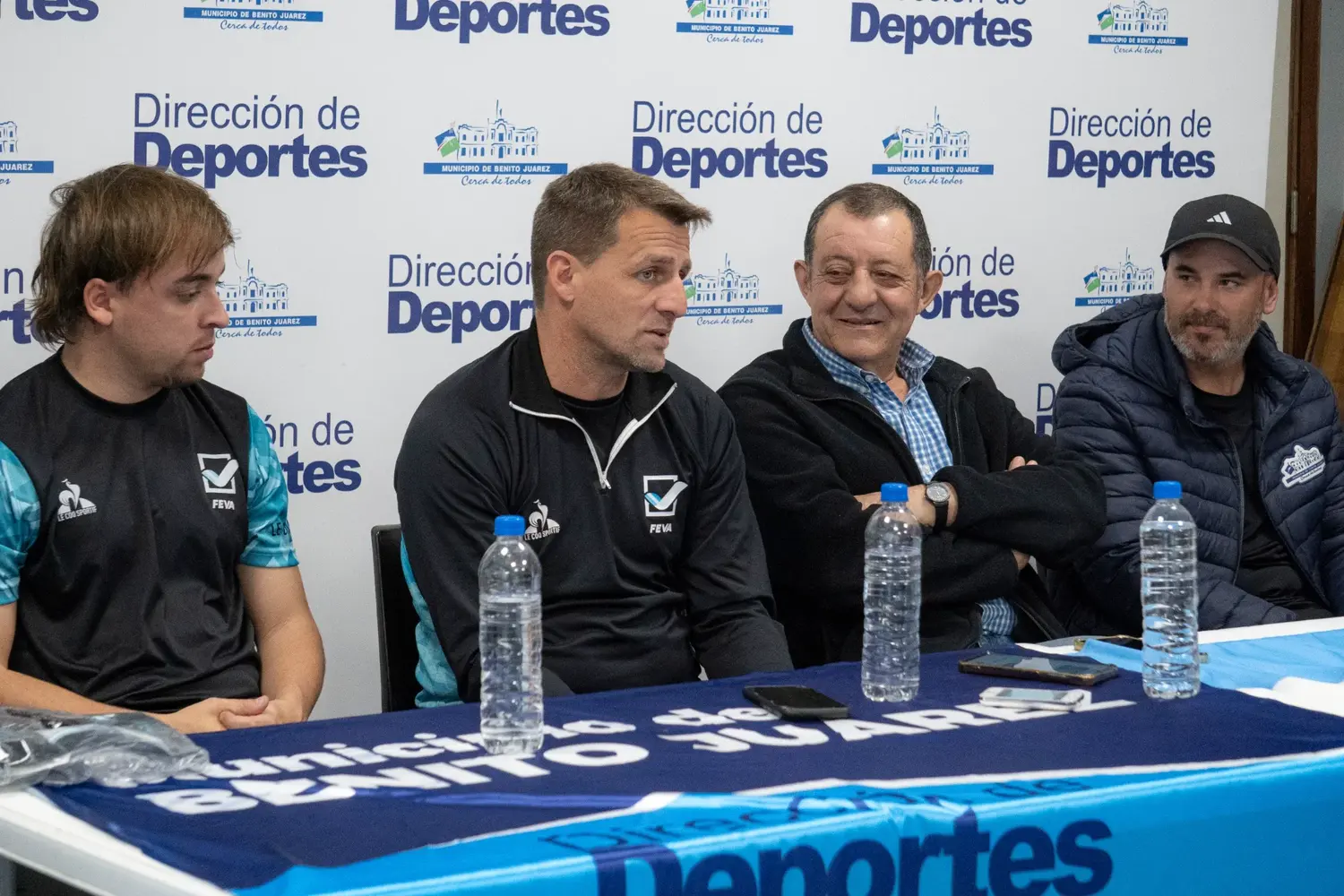 El entrenador Leonardo Nocenti y el intendente Julio Marini, cuando se presentó días atrás a la concentración en Benito Juárez