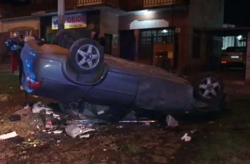 Impactante vuelco en el Puerto: el conductor se fugó