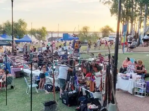Feria Paseo del Río en la costanera
