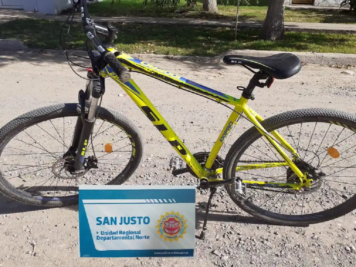 Recuperan bicicleta robada a punta de pistola a menor cuando salía de la escuela
