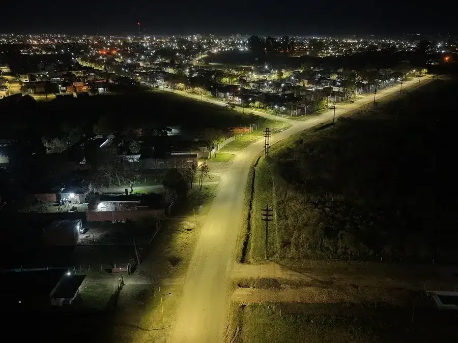 Instalaron 40 columnas de iluminación pública a lo largo de la Calle de las Tropas