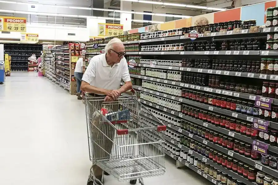 El gobierno autorizó a los supermercados a suspender a trabajadores