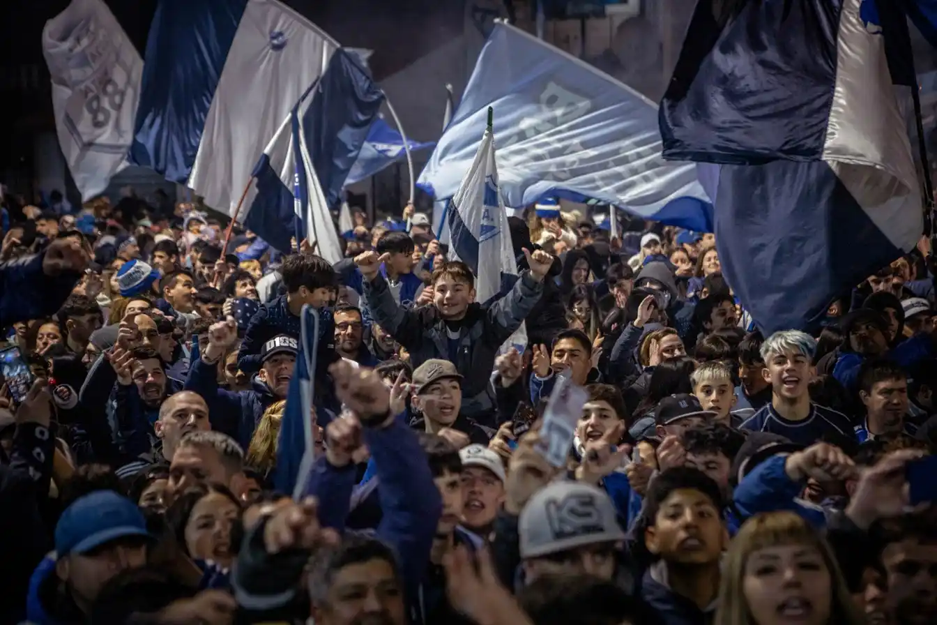 Los hinchas coreándole al platel