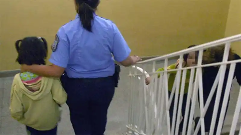 Niña se refugió en su maestra y le contó que es abusada por su padre