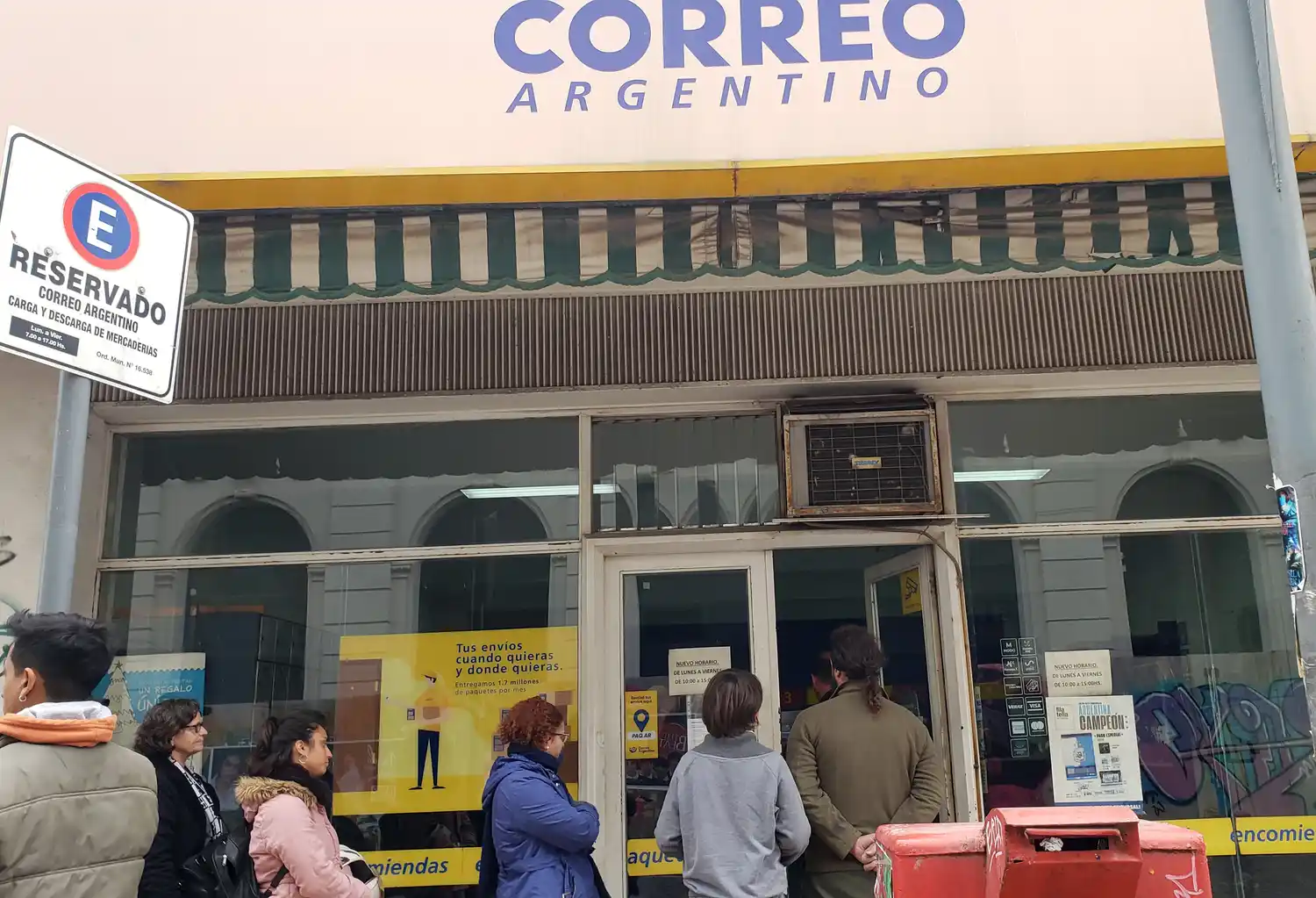 Con “una dotación mínima” y “galpones desbordados”, así funciona la sucursal local del Correo Argentino