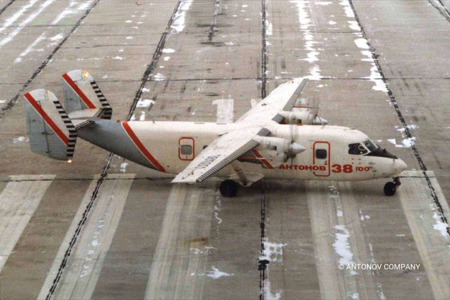 Se cumplen 30 años del primer vuelo del Antonov An-38, un avión del que sólo se construyeron 11 ejemplares