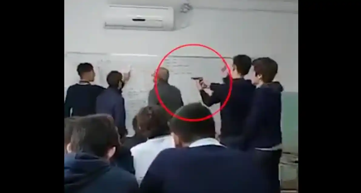 Con un arma en la escuela: En El Palomar alumnos le apuntaron con un revólver a un docente y lo filmaron