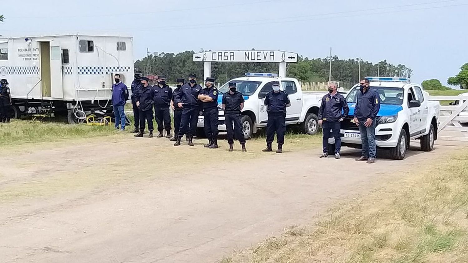 Un cordón policial separa el acampe en la tranquera y la marcha de Proyecto Artigas