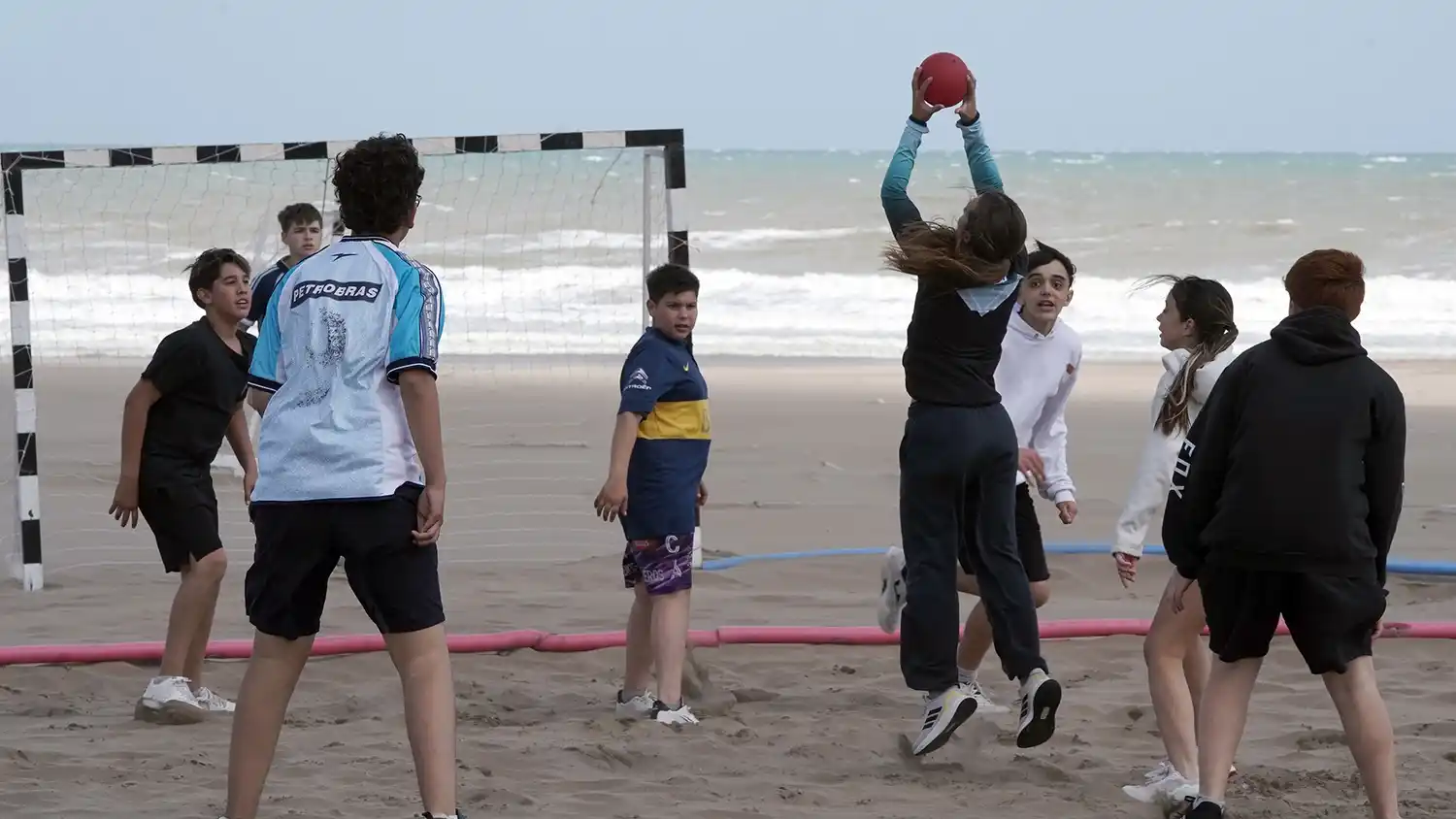 En el balneario Tarsis. Los chicos juegan y practican varias disciplinas