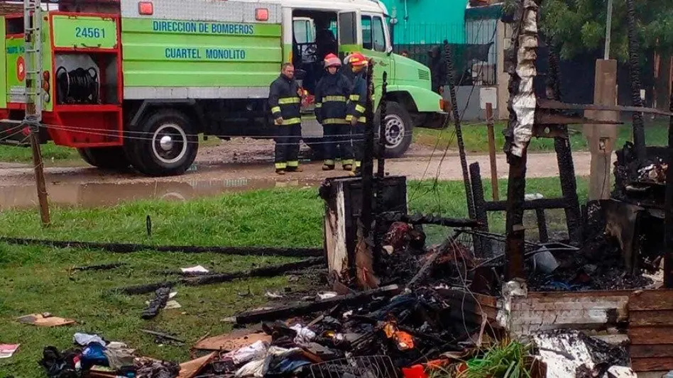 Murió una mujer al incendiarse una casilla en el barrio Las Heras