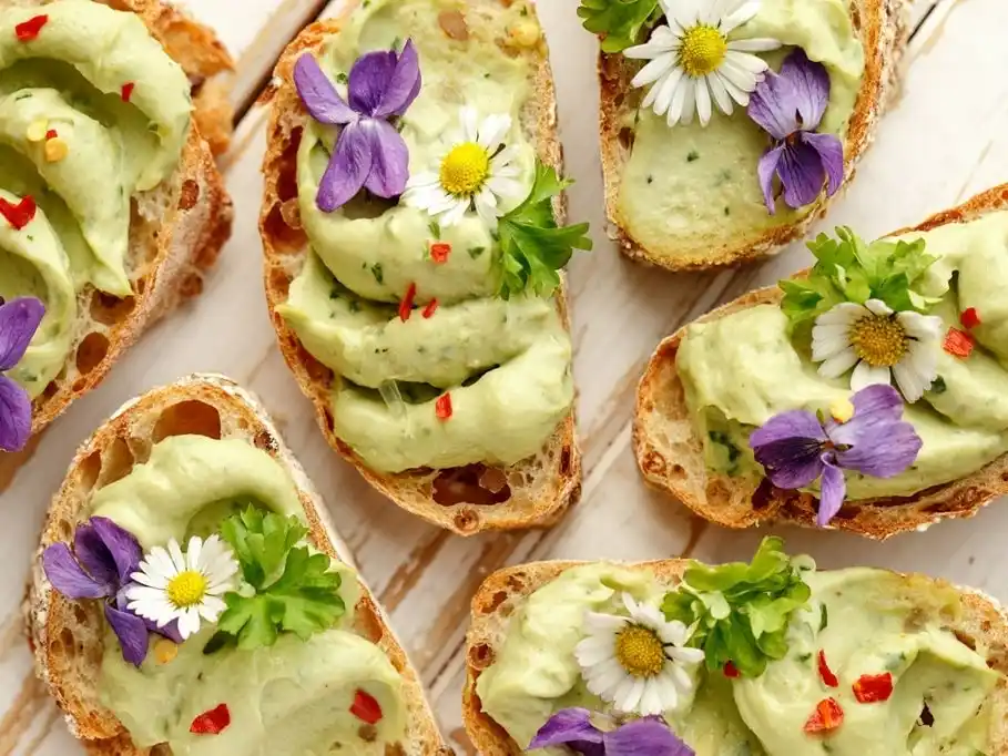 Flores comestibles, el secreto para platos llenos de magia y color