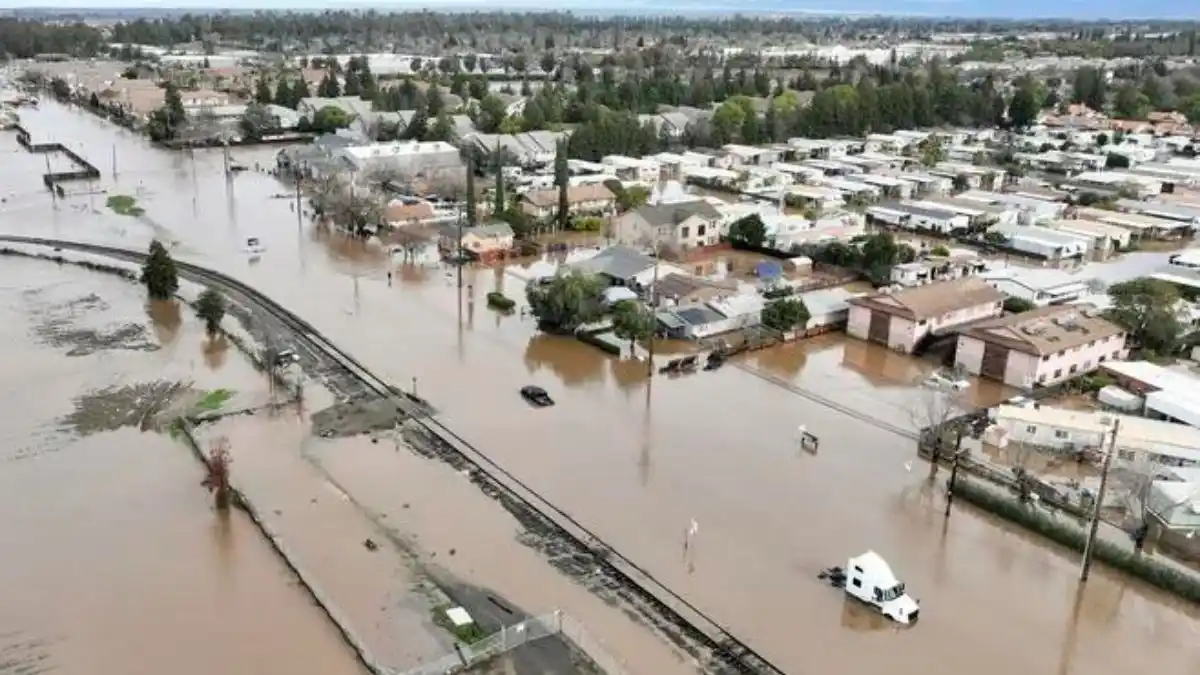 16 muertos, 160 mil casas afectadas y varios famosos desalojados dejan tormentas en California