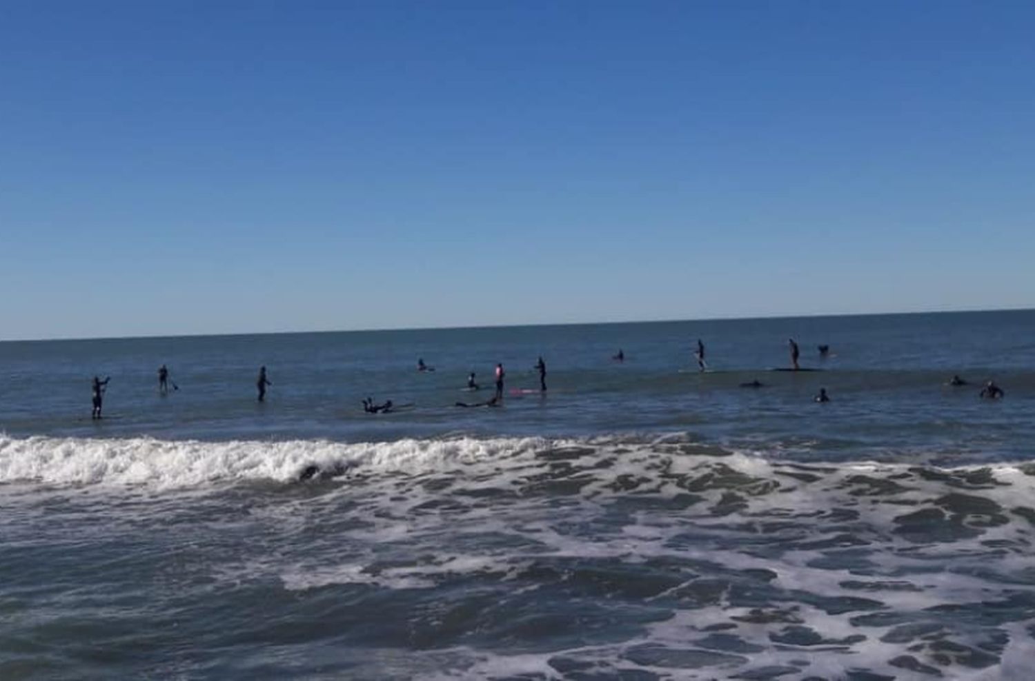 Finalmente los surfistas volvieron al mar, a modo de reclamo