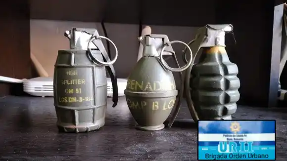 Hallaron en un departamento a un hombre sin vida que poseía un arsenal de réplicas de armas y granadas