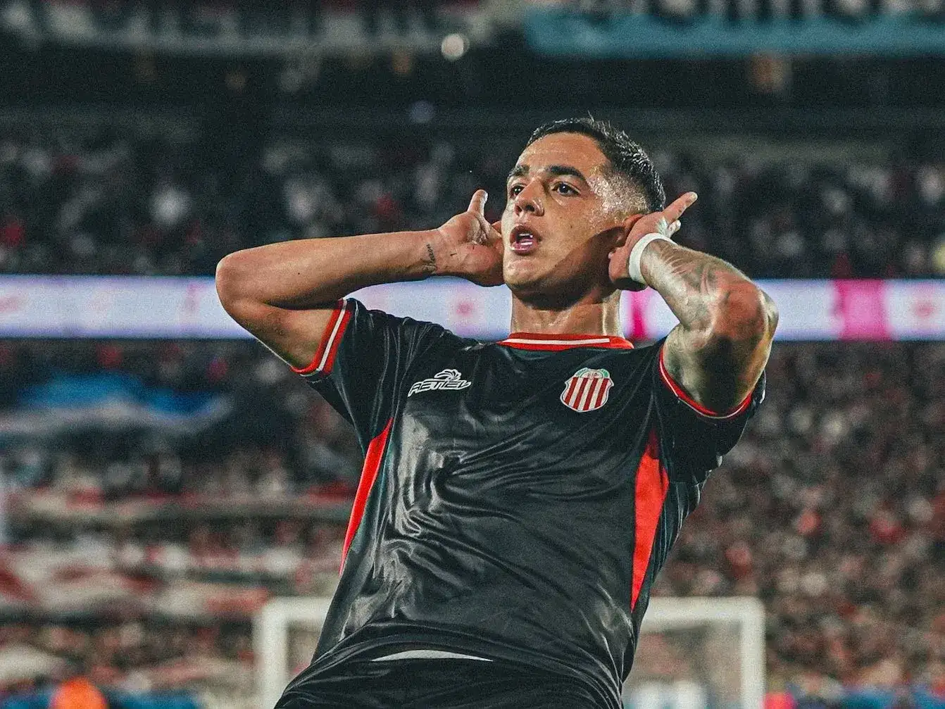 El Toro Morales, exBoca, y un festejo provocador frente a la hinchada del Millonario.