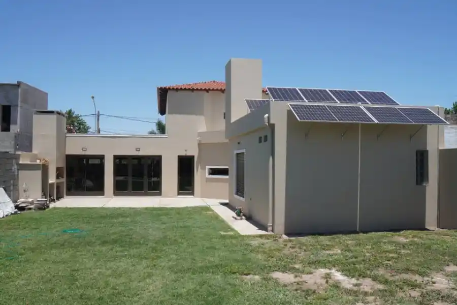 Por primera vez en Argentina, cuatro familias compartirán un techo para generar energía renovable