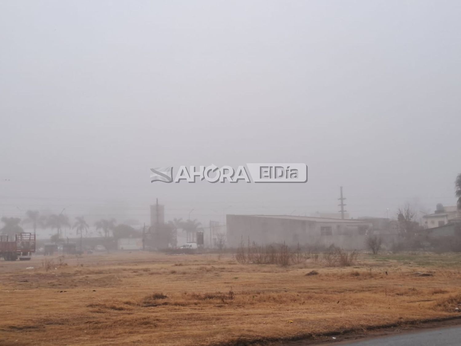 El martes comenzó con una densa niebla en la ciudad