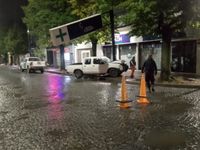 Un menor de edad a bordo de una camioneta chocó contra la cartelería de la Farmacia Colón
