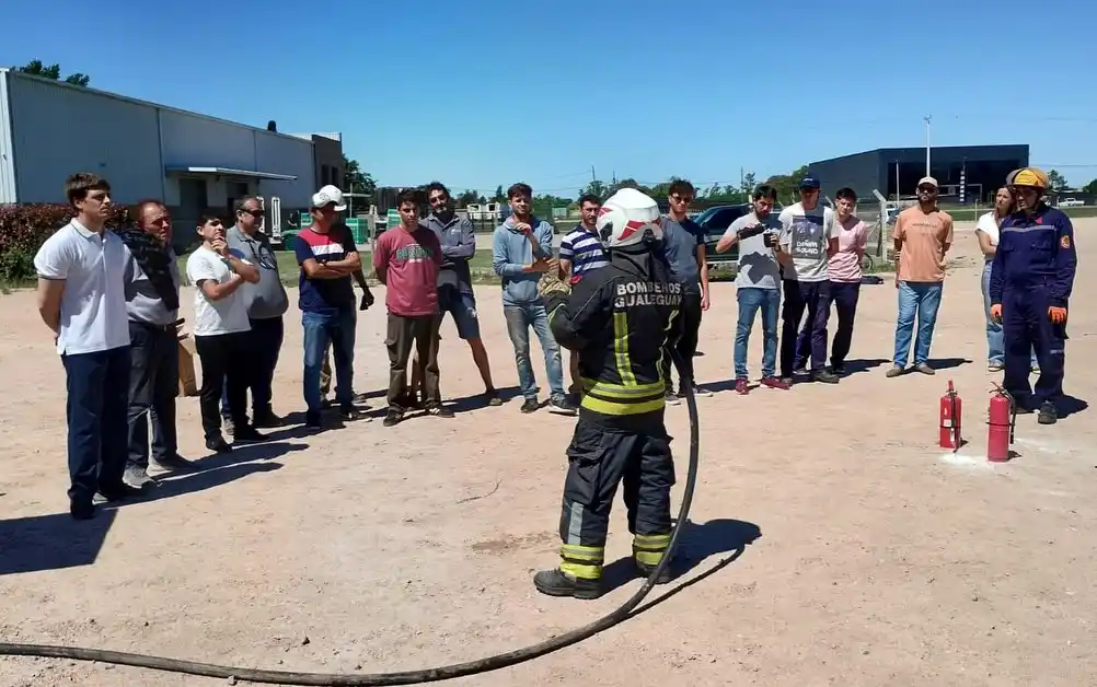 Bomberos de Gualeguay brindaron capacitación sobre el uso de extintores a estudiantes de Mantenimiento Industrial