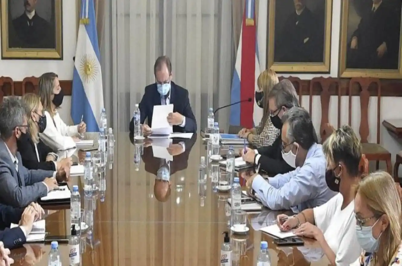 Provincia reconoció que vacunó a todo el gabinete 