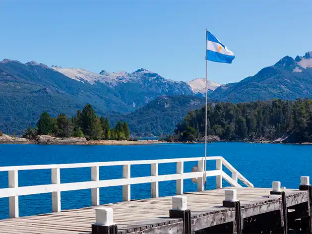 Rutas por la costa argentina entre faros, ballenas e historia viva