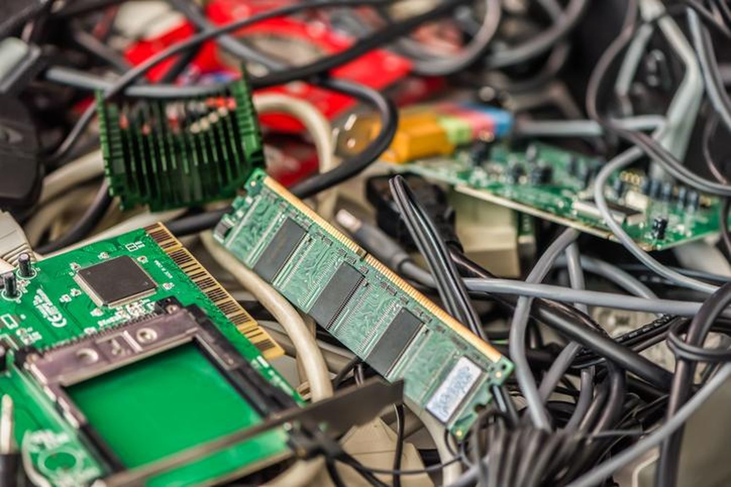 Aparatos eléctricos y electrónicos, un circuito de vida de uso, descarte y contaminación ambiental