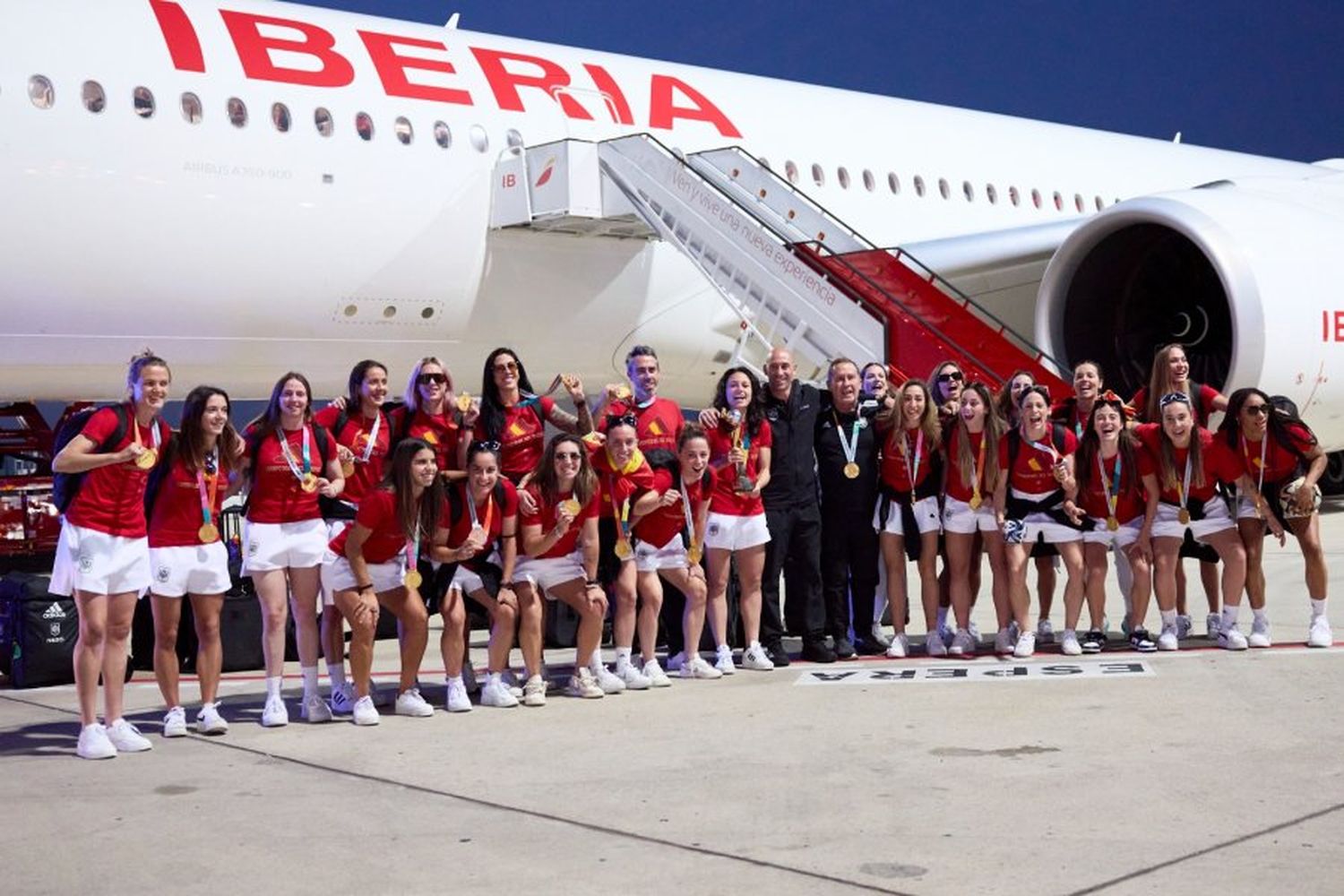 España recibió a las campeonas del mundo