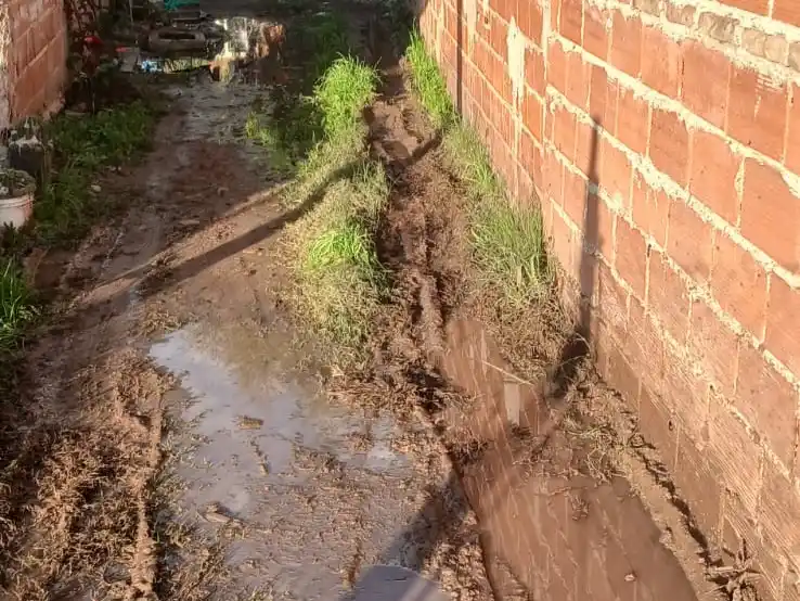 Calle Brenan: no se puede vivir con las cloacas tapadas