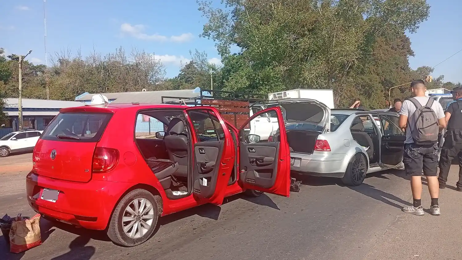 Los sospechosos fueron detectados por las cámaras de seguridad.