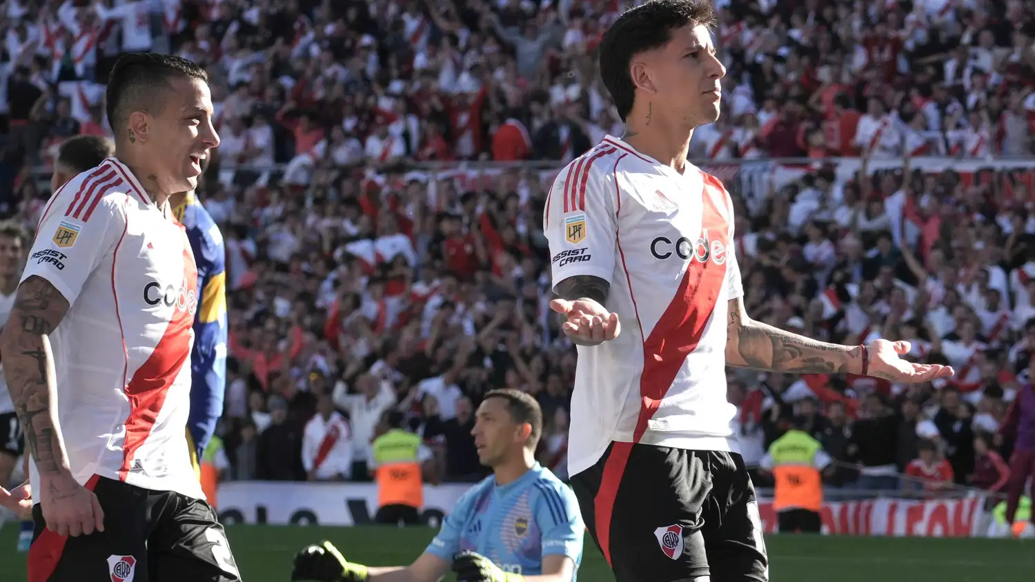 Driussi y Castaño celebran el segundo gol de River.